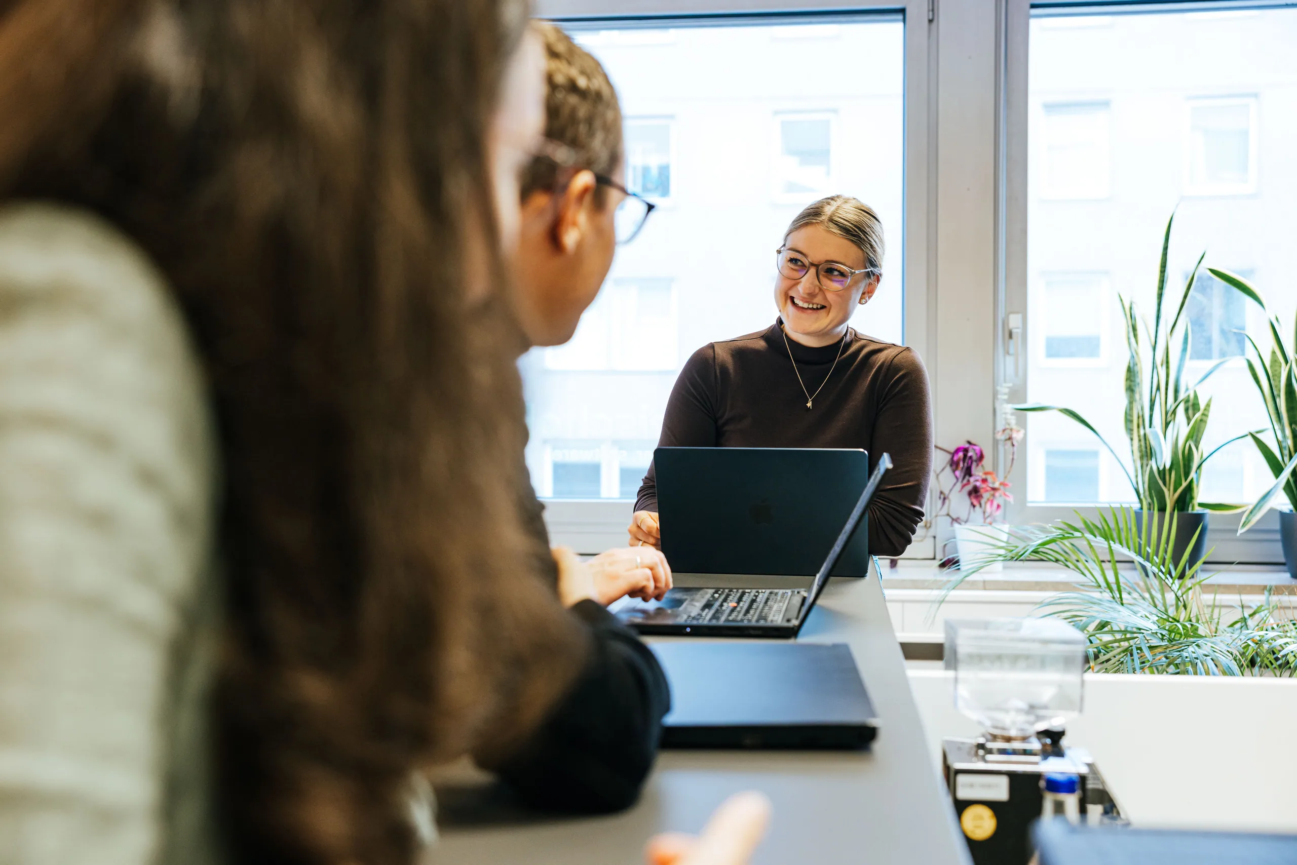 Mischok — Gespräch am Schreibtisch in Augsburg